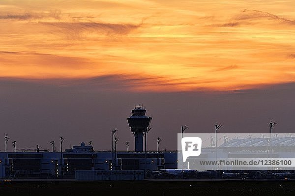 Tower und Terminal 2 bei Sonnenuntergang  Flughafen München  Oberbayern  Bayern  Deutschland  Europa