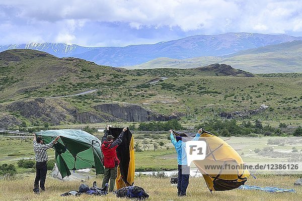 Touristen trocknen ihr Zelt  Rangerstation Laguna Amarga  Nationalpark Torres del Paine  Provinz Última Esperanza  Chile  Südamerika