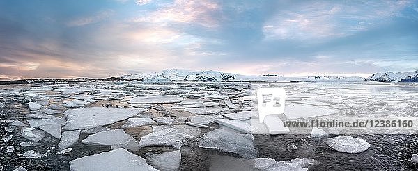 Eisschollen  Gletscher Jökulsárlón Lagune  Gletschersee  Sonnenuntergang  Südrand des Vatnajökull  Südost Island  Island  Europa