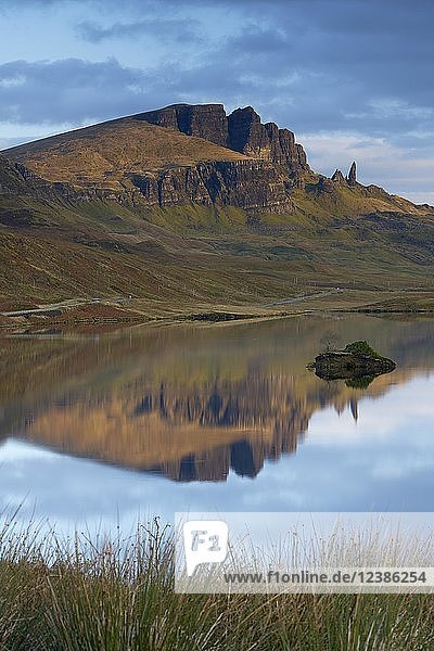 Felsformation des Old Man of Storr mit Loch Leathan  Skye  Schottland  Großbritannien