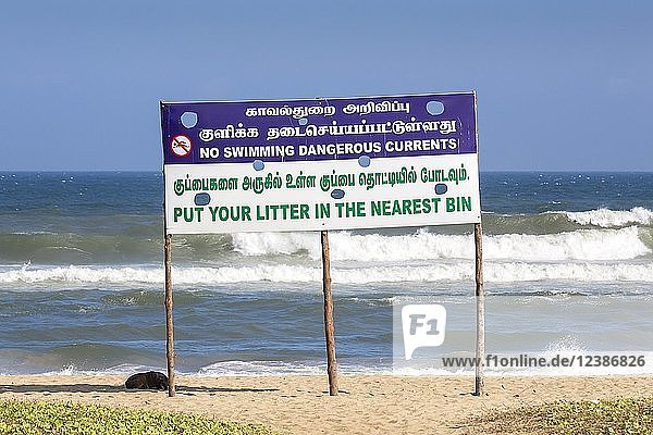 Hinweisschild  Warnung für Schwimmer in verschiedenen Sprachen am Ufer des Thiruvalluvar Nagar Beach  Chennai  Tamil Nadu  Indien  Asien