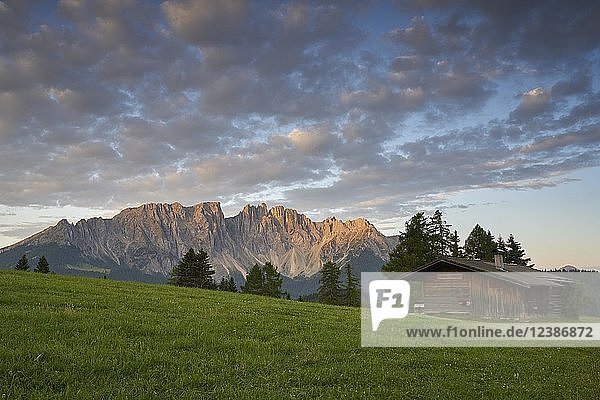 Latemargebirge mit Almhütten  bewölkter Himmel  am Morgen  Karerpass  Südtirol  Italien  Europa