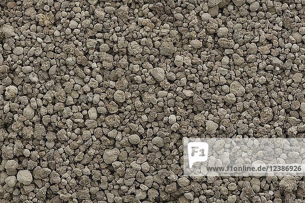 Gartengips Bodenverbesserung organische Düngemittel Mineralien für den Gartenbau und die Gartenarbeit Studioaufnahme Hintergrundbild