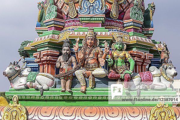 Detail der Spitze  Hindu-Gottheiten mit heiligen Kühen  Arulmigu Kapaleeswarar-Tempel  Chennai  Tamil Nadu  Indien  Asien