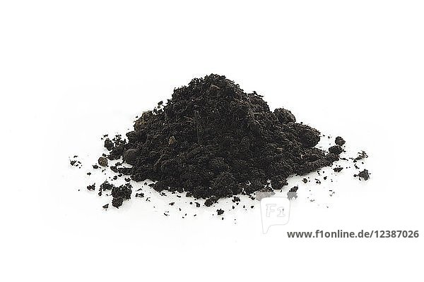 Kompost organischer Dünger Bodenverbesserung Einsatz im Gartenbau Studioaufnahme weißer Hintergrund Freisteller