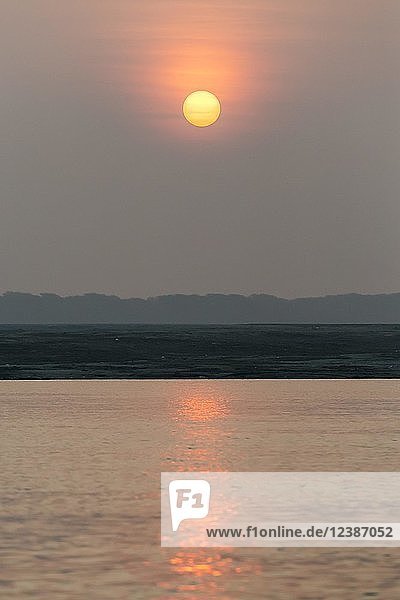 Sonnenaufgang über dem Fluss Ganges  Varanasi  Uttar Pradesh  Indien  Asien
