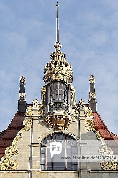 Turmerker mit vergoldeter Krone  Jugendstil  ehemaliges Kaufhaus Ebert  Leipzig  Sachsen  Deutschland  Europa