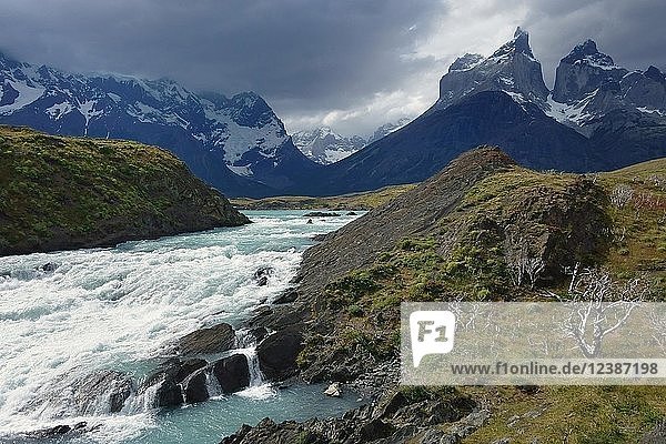 At the Salto Grande del Rio Paine  mountain peaks of Cuernos del Paine at the back  Torres del Paine National Park  province Última Esperanza  Chile  South America