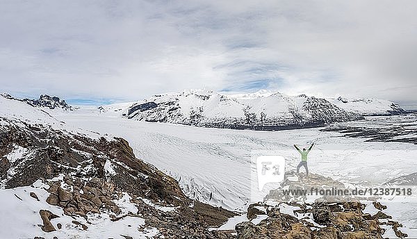 Wanderer streckt die Arme hoch  Blick auf Gletscherzunge  Gletscher Skaftafellsjökull  Vatnajökull Nationalpark  Südisland  Island  Europa
