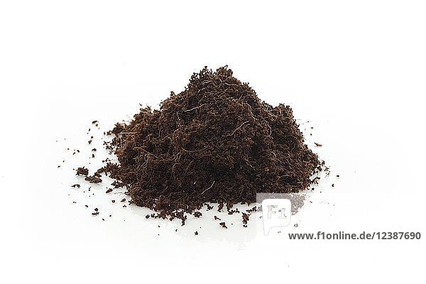 Kokosnusscoir oder Kokoscoir Zuchtmedien für Gartenbau oder als organische Bodenverbesserung Studioaufnahme weißer Hintergrund Freisteller