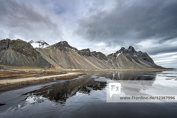 Wasserspiegelung  Berge Klifatindur  Eystrahorn und Kambhorn  Landzunge Stokksnes  Gebirgszug Klifatindur  Ostregion  Island  Europa
