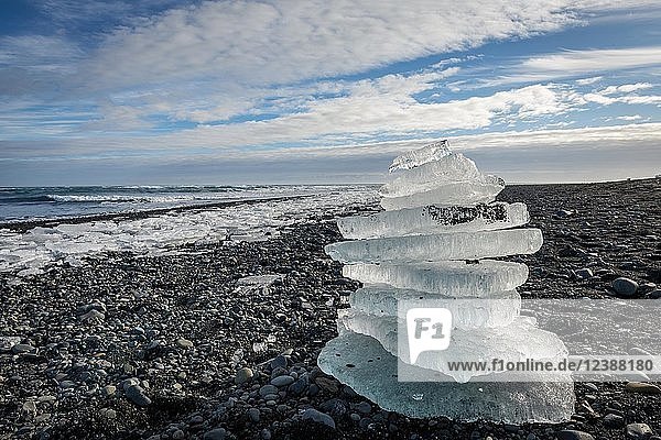 Gestapelte Eisschollen  schwarzer Strand  Diamond Beach  Gletscherlagune Fjallsárlón  Ostisland  Island  Europa