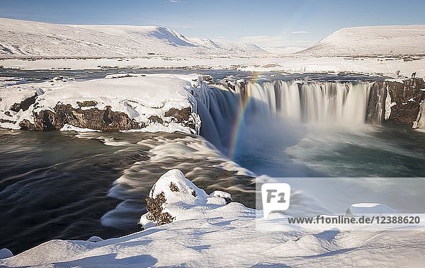 Regenbogen am Wasserfall Góðafoss  Godafoss im Winter mit Schnee und Eis  Wasser des Skjálfandafljót Flusses  Norðurland vestra  Nordisland  Island  Europa