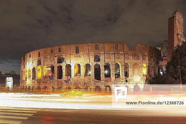 Beleuchtetes Kolosseum mit Lichtspuren bei Nacht  Kolosseum  UNESCO-Weltkulturerbe  Rom  Latium  Italien  Europa