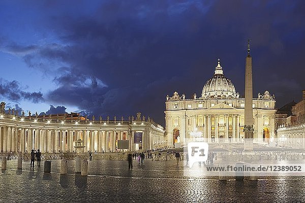 Obelisk auf dem Petersplatz  Kolonnaden von Bernini  Vatikan  Rom  Latium  Italien  Europa