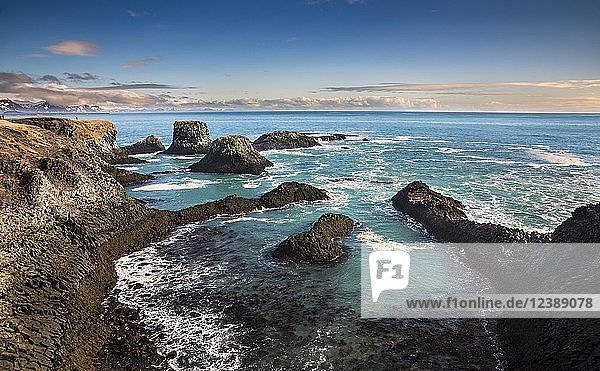Schwarze Lavaküste bei Arnarstapi  Halbinsel Snaefellsnes  Vesturland  Island  Europa