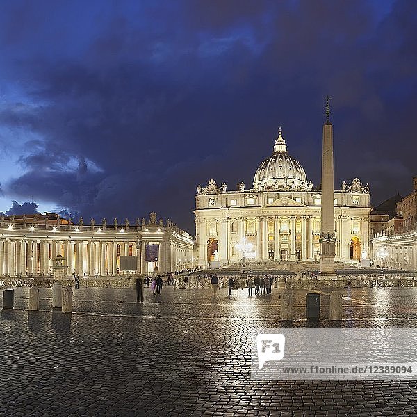 Petersplatz mit Petersdom  Kolonnaden von Bernini  Vatikan  Rom  Latium  Italien  Europa