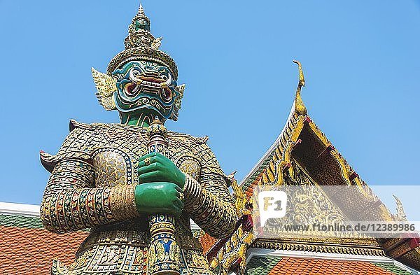 Yaksha Indrajit  riesige Wächterstatue am Eingang vor Wat Phra Kaeo  Königlichem Pantheon  The Royal Pantheon  Tempel des Smaragd-Buddha  Alter Königspalast  Bangkok  Thailand  Asien