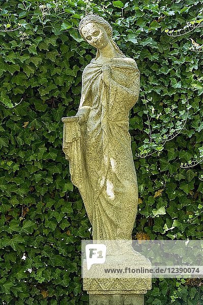 Skulptur  Frauenfigur mit Wasserkrug  Krugträgerin von Bernhard Hoetger  Jugendstil  im Platanenhain  Mathildenhöhe  Darmstadt  Hessen  Deutschland  Europa