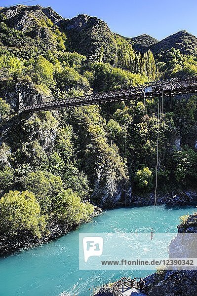 AJ Hackett Bungy Jumping auf der Kawarau Brücke über den Kawarau Fluss bei Queenstown Südinsel Neuseeland Ozeanien