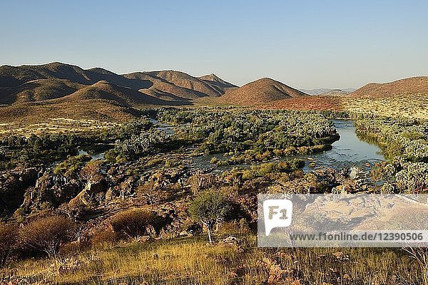 Blick auf eine weite Landschaft mit Kunene-Fluss und Epupa-Fällen  Kaokoveld  Namibia  Afrika