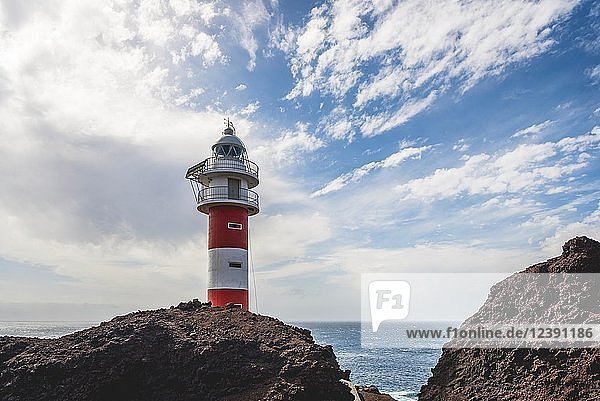 Felsenküste mit Leuchtturm Punta de Teno  Teneriffa  Kanarische Inseln  Spanien  Europa