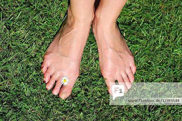 Füße auf Gras