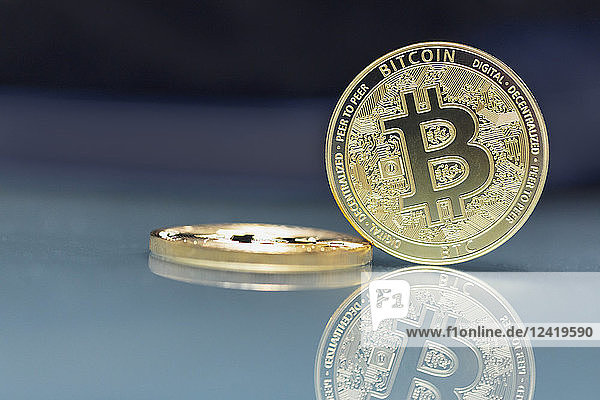 Bitcoins auf Glas  Kopierraum