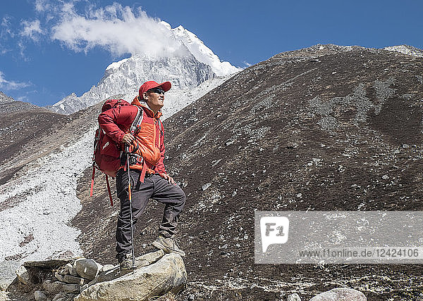 Nepal  Solo Khumbu  Everest  Sagamartha National Park  Mountaineers hiking the Himalayas