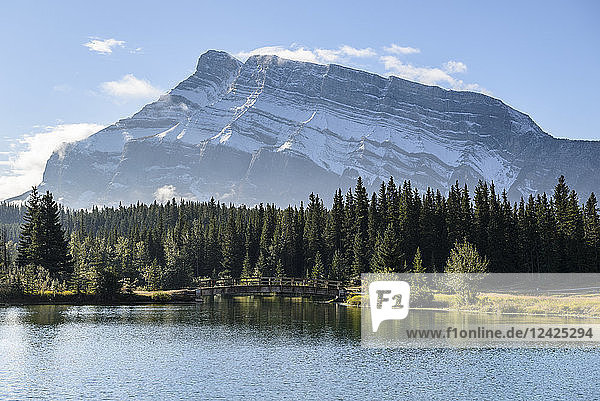 Kanada  Alberta  Banff  Bergspitze spiegelt sich im See im Banff National Park
