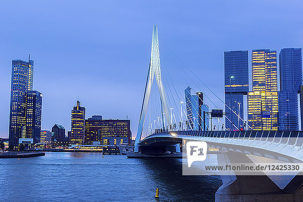 Niederlande  Rotterdam  Stadtbild in der Abenddämmerung