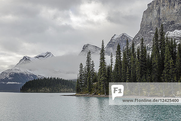 Kanada  Alberta  Jasper  Wolken über Bergen und Maligne Lake
