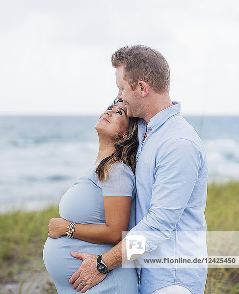 Ein schwangeres Paar in der Umarmung