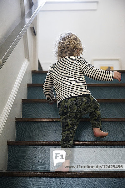 Junge auf Treppe