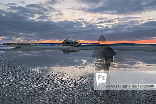 USA  Massachusetts  Cape Cod  Orleans  Geisterhafte Gestalt am Strand in der Abenddämmerung