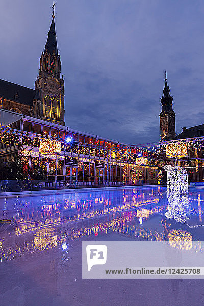 Belgien  Flämische Region  Sint Truiden  Liebfrauenkirche und Rathaus auf dem Hauptplatz