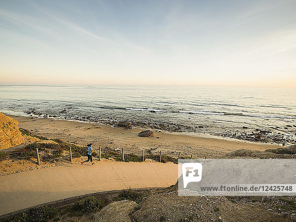 USA  Kalifornien  Newport Beach  Frau läuft auf Fußweg