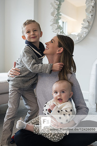 Glückliche Mutter  die Zeit mit ihren Kindern verbringt (18-23 Monate  4-5)