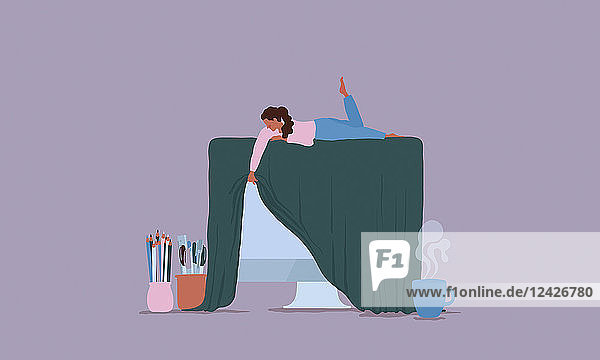Junge Frau bei der Enthüllung eines Computers