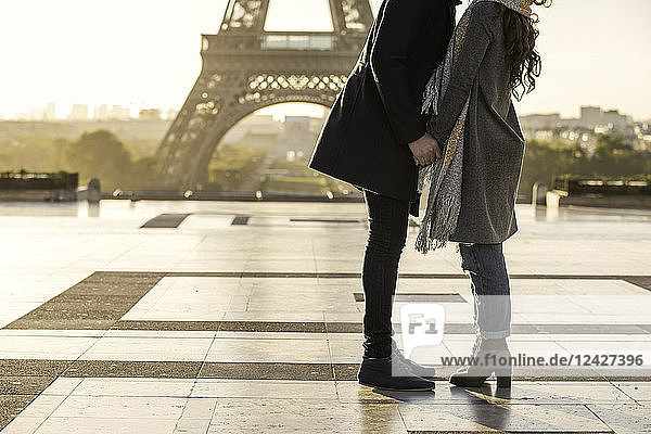 Sich küssendes Paar am Eiffelturm
