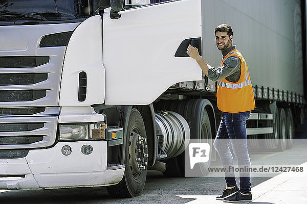 Arbeiter  der die Tür eines Lastwagens öffnet