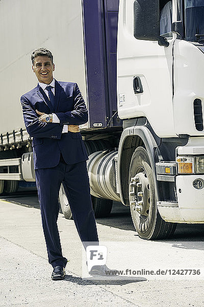 Geschäftsmann steht vor einem Lastwagen