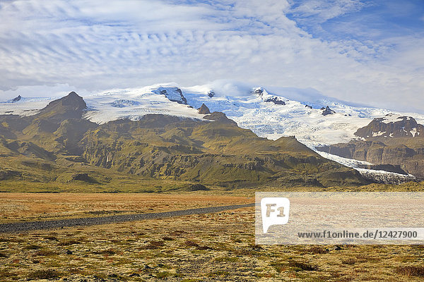 Majestätische Naturkulisse mit Blick auf schneebedeckte Berge  Ringstraße  Island