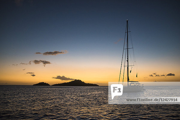 Silhouette eines einzelnen Segelboots im Meer bei Sonnenuntergang  Bouillante  Basse Terre  Guadeloupe