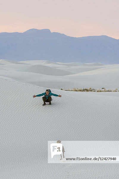 Frau spielt mit Hund beim Wandern in der Wüste des White Sands National Monument  Alamogordo  New Mexico  USA