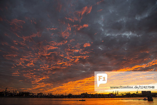 Wolkenlandschaft mit schönem Sonnenuntergang über Wasser  Long Beach  Kalifornien  USA