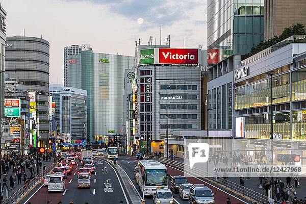 Straßenszene mit Verkehr und Fußgängern im Stadtteil Shinjuku in Tokio  Japan