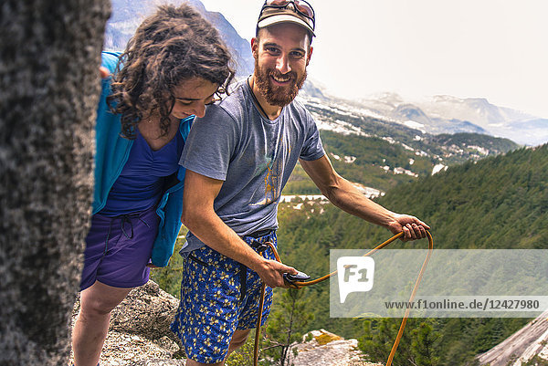 Zwei abenteuerlich lächelnde Bergsteigerinnen und Bergsteiger in den Bergen  Squamish  British Columbia  Kanada