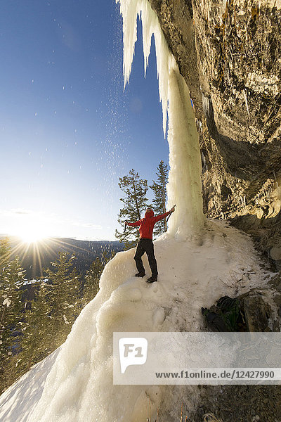 Einzelner männlicher abenteuerlustiger Eiskletterer am Seven Year Itch  San Juan National Forest  Durango  Colorado  USA