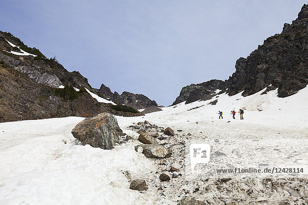 Fernaufnahme von Bergsteigern  die den Foley Peak besteigen  North Cascade Mountain Range  Chilliwack  British Columbia  Kanada